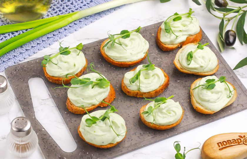 1. Этап. Канапе Яйца змеи: Выложите побеги гороха на творожный слой.