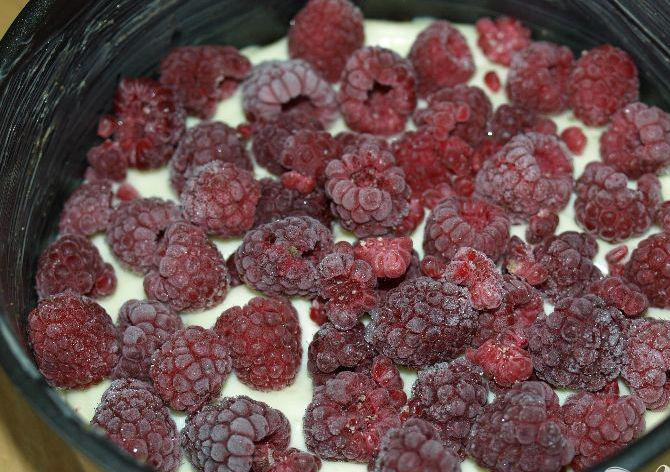 1. Этап. Чизкейк с малиной и шоколадом: 3. Влить треть сырной смеси на крошку из печенья. Выложить на смесь малину, а потом влить оставшиеся две трети смеси.