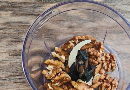 1. Этап. Салат с баклажанами и индейкой: Грецкие орехи поместить в блендер, измельчить.