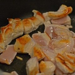 1. Этап. Пюре из курицы для ребенка: Помните, что для детских рецептов, необходимо подбирать только свежие продукты. Соотношение мяса и овощей в данном пюре 50 на 50. То есть мяса по объему примерно столько же, сколько и всех, вместе взятых, овощей. Нарезаем курицу на небольшие кусочки и обжариваем до румяной корочки. Добавляем нарезанный лук и тушим на медленном огне