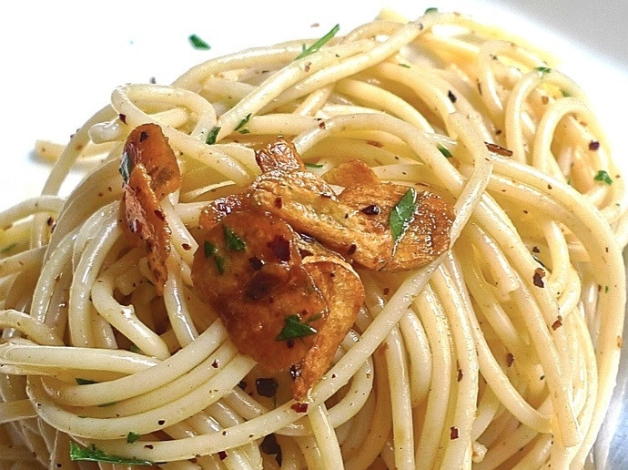 1. Этап. Спагетти с чесноком и петрушкой: 11. Подавайте блюдо горячим к столу.