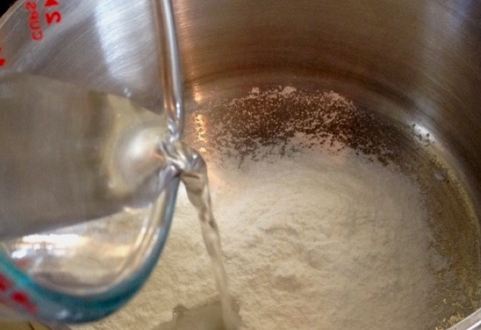 1. Этап. Капкейки с лимонным курдом и меренгой: 13. Для меренги: смешайте оставшиеся сахар и воду, отправьте кастрюлю на огонь, варите до растворения крупинок.