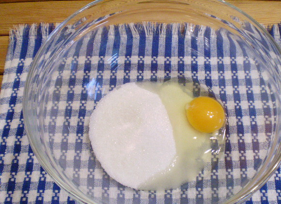 1. Этап. Печенье на сливочном масле: 2. Сначала слегка взбейте яйцо с сахаром при помощи венчика. Смесь должна немного посветлеть.