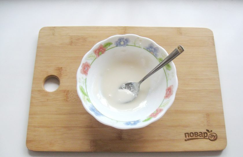 1. Этап. Белая глазурь для булочек: Тщательно перемешайте сахарную пудру с лимонным соком до однородной, гладкой консистенции.