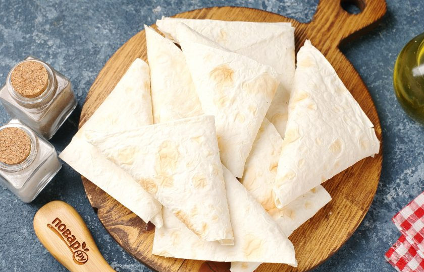 1. Этап. Конвертики из лаваша с варёными яйцами и сметаной: Аналогично сформируйте остальные конвертики.