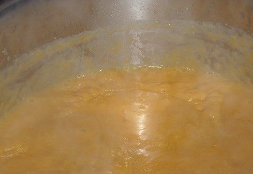 1. Этап. Кукурузно-морковный суп с курицей: Возвращаем кастрюлю на огонь и доводим суп-пюре до кипения. Затем убираем суп с огня.