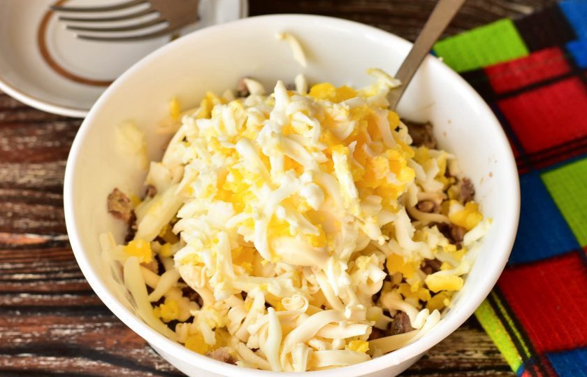 1. Этап. Рыбная намазка на бутерброды: Натрите вареные куриные яйца. Все хорошо перемешайте.