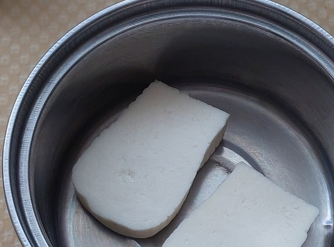 1. Этап. Овощной салат с вареным адыгейским сыром: От куска сыра отрезать крупные ломти желаемого размера. У меня по 50г. По одному на порцию.