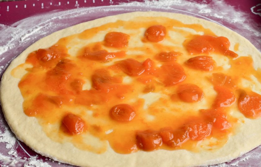 1. Этап. Печенье Утопленники: Сверху выложите варенье.