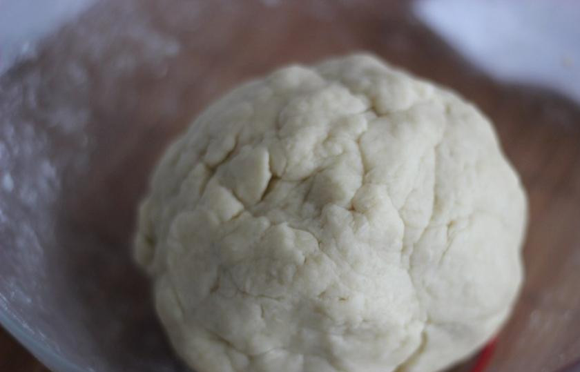 1. Этап. Карамельное печенье с арахисом: Сначала следует приготовить тесто. Для этого в глубокую миску насыпать муку и соль. Добавить растопленное сливочное масло, втереть масло в муку, чтоб смесь стала похожа на хлебные крошки. Добавить воды. Замесить тесто.