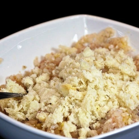 1. Этап. Рыбные котлеты с рисом: Хлеб замачиваем в воде, затем воду отжимаем, а мякоть добавляем в фарш.