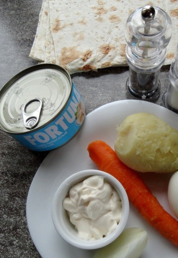 1. Этап. Рожок из лаваша с салатом Мимоза: Для салата, как обычно, стоит отварить овощи и яйцо, дать им остыть, а потом почистить.