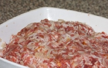 1. Этап. Голубцы в скороварке: 2. Далее можно заняться начинкой. В рецепт приготовления голубцов в скороварке можно использовать как свинину, так и говядину. Мясо нужно вымыть, обсушить и пропустить через мясорубку, добавив туда лук. Вбить яйцо, добавить рис, посолить и поперчить по вкусу. При желании добавить специи и зелень. Все тщательно перемешать.