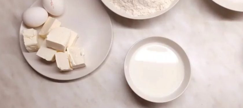 1. Этап. Дрезденский штоллен: 2. В небольшое количество теплого молока добавьте пару ложек сахара, высыпьте туда дрожжи. Поставьте миску с дрожжами в миску с теплой водой.