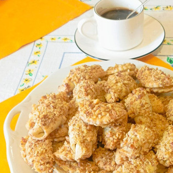 1. Этап. Печенье с джемом и орехами: Хранить печенье открытым, поскольку в герметичной емкости теряет хруст от влаги джема. Несколько печенек я приготовила в виде рогаликов с начинкой из вареной сгущенки.