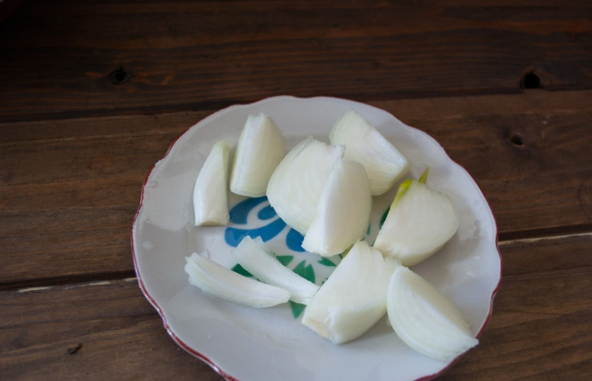 1. Этап. Форшмак классический рецепт: Репчатый лук нарезать небольшими кусочками.