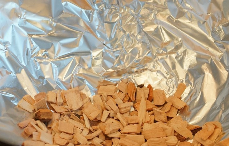 1. Этап. Копченый осетр: 5. Дно казана нужно выстелить фольгой и выложить щепки. Рыбу обсушите бумажным полотенцем.