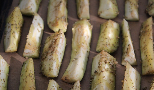 1. Этап. Баклажаны от Nigella Lawson: Выложить баклажаны кожицей вниз. Духовка разогрета на 250. Я отдельно обваляла баклажаны в масле со специями и выложила их на пергамент.