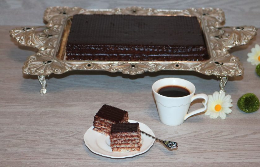 1. Этап. Торт «Причуда»: Поставьте вафельный торт в холодильник на 4-6 часов для пропитки.