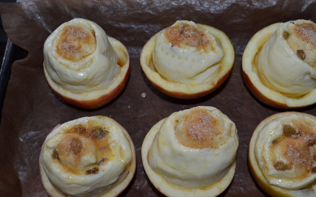 1. Stage. Buns in apples: Cut the roll into 6 equal pieces, put into apple cups, cover with foil. Leave to prove, 20-25 minutes, in a warm place. Before baking, brush the pieces with a mixture of milk and egg yolk and sprinkle with brown sugar.