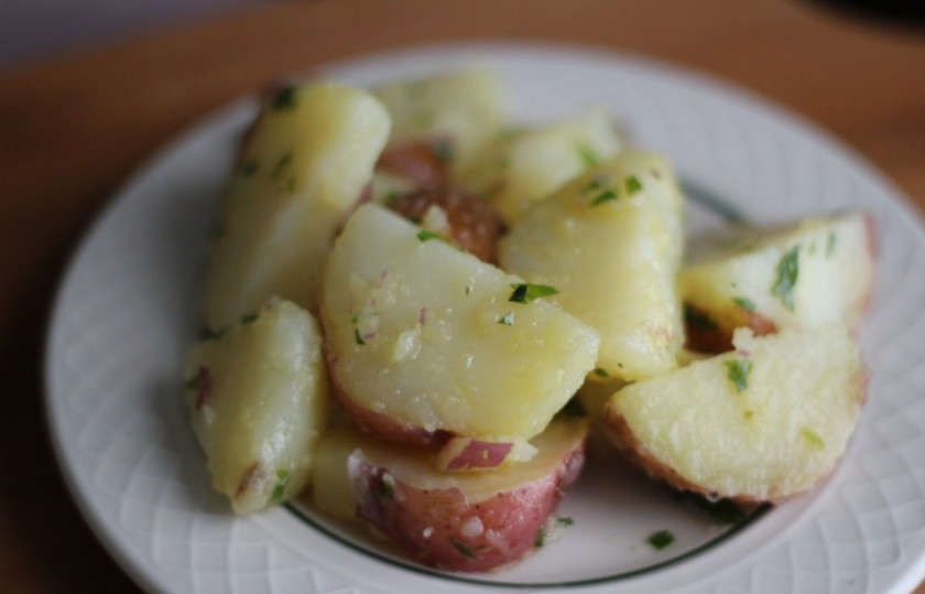 1. Этап. Картофельный салат без майонеза: Картофель подать с зеленью. Приятного аппетита!