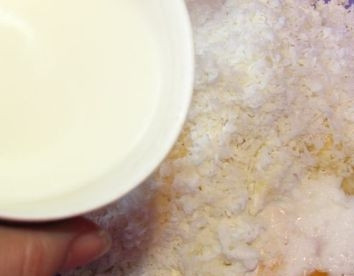 1. Этап. Запеканка из творога без манки: И последний ингредиент — слегка подогретое молоко. Взбиваем все до однородности.