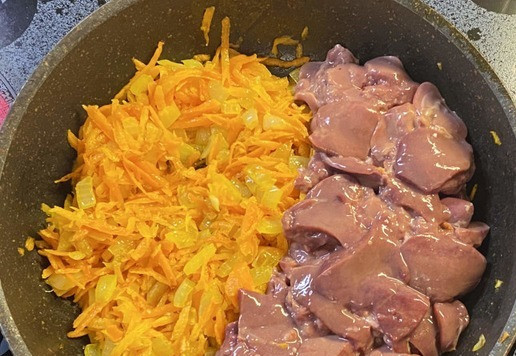 1. Этап. Закуска Грибочки: К обжаренным овощам добавьте индюшиную печень ТМ 