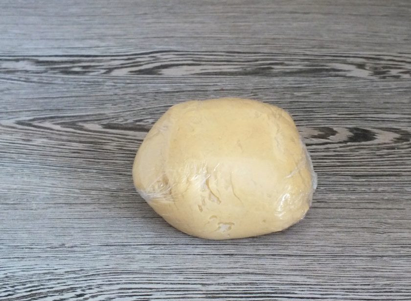 1. Этап. Мантапур: Заверните полученное тесто в пленку и уберите на время, пока будете готовить фарш.