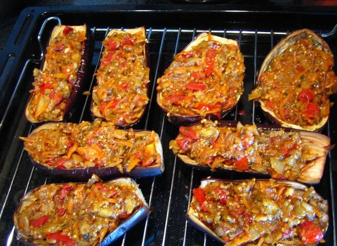 1. Этап. Лодочки из баклажанов в духовке: Наполняем баклажаны овощной начинкой. Запекаем еще 10 минут.