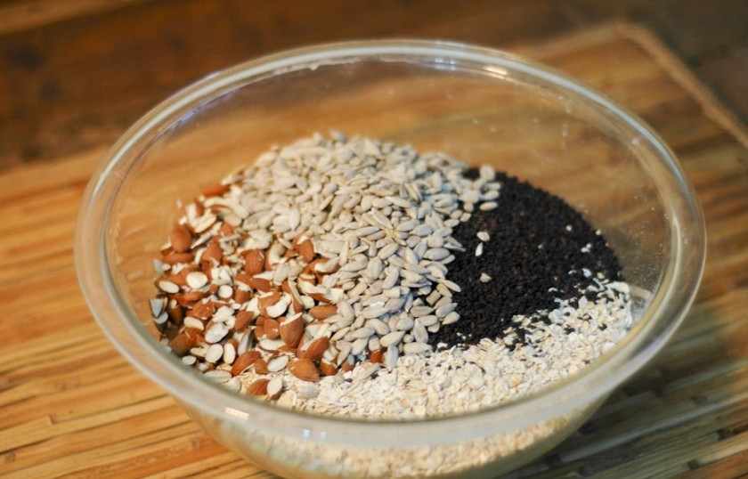 1. Этап. Диетическая гранола: Смешайте все сухие ингредиенты, кроме фиников и клюквы.