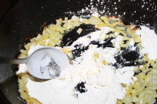 1. Этап. Котлеты с подливкой: 8. Когда лук обжарится до прозрачности, добавляем в сковороду муку. Обжариваем, постоянно перемешивая.