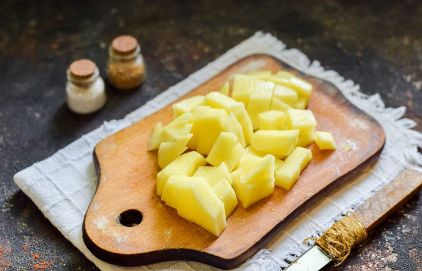 1. Этап. Картофельный суп с гречкой: Очистите и сполосните картофель, просушите. Нарежьте клубни небольшими по размеру кубиками.