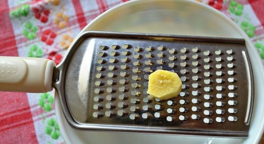 1. Этап. Перепела фаршированные: Очищенный корень натрите на мелкой тёрке.