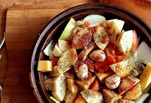 1. Этап. Овощное ассорти на кеци с колбасой: Присыпаем итальянскими травами, сладкой паприкой и крупной морской солью. Соль можно взять обычную каменную. Наливаем 1 ст л оливкового масла для жарки. Можно масло и не использовать, если вы будите делать блюдо на кеци, если придерживаетесь какой-то обезжиренной диеты. Но немного масла не повредит. Овощи красивее с ним запекутся.