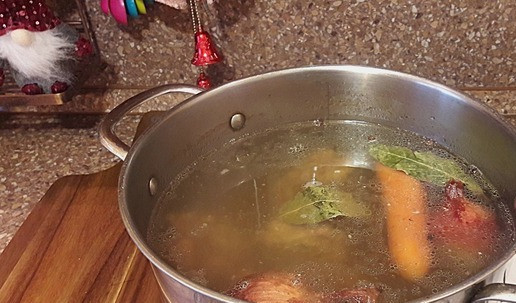 1. Этап. Рождественский холодец из шеек индейки: Потом добавить соль, перец, лавровый лист и варить еще в таком режиме еще три часа.