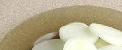 1. Этап. Помидоры в желе: Луковицы очистить и нарезать кружками.