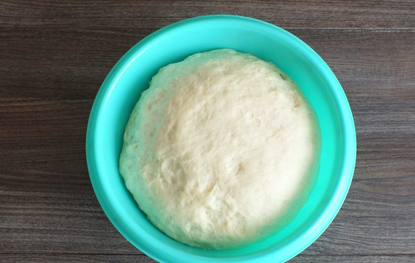 1. Этап. Пирожки с повидлом на кефире: Через указанное время тесто увеличится в объеме, оно готово к разделке.