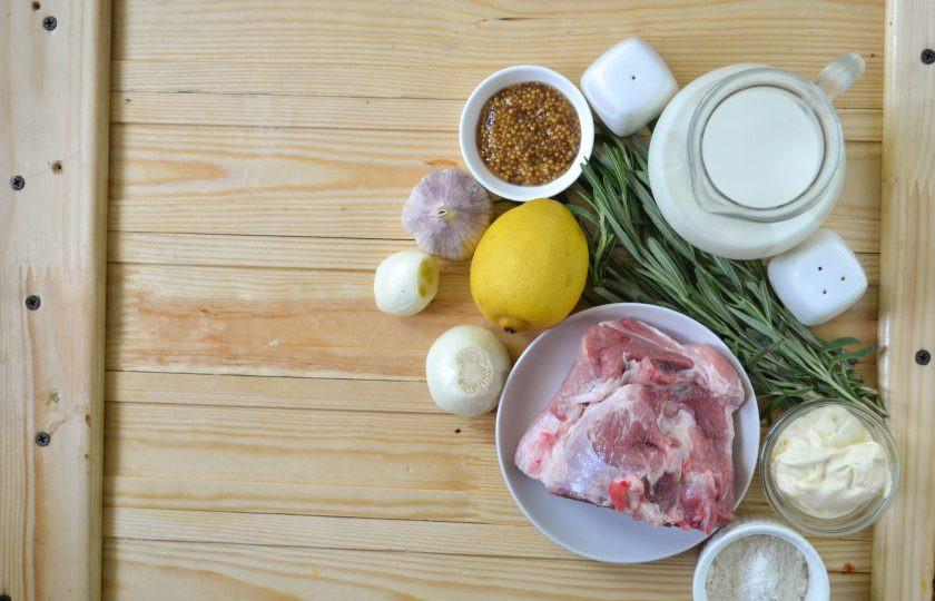 1. Этап. Молочная свинина с розмарином: Подготовьте все необходимые ингредиенты. Кусочек свинины выбирайте не слишком сухой, на нем обязательно должно быть немного жира, иначе готовое блюдо получится суховатым, хоть и будет тушиться.