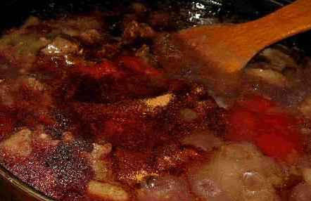 1. Этап. Гуляш из баранины с подливкой: Затем добавляем томатную пасту, вино и корицу. Хорошо перемешиваем, накрываем крышкой и готовим еще минут 20.