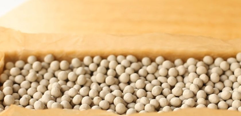 1. Этап. Торт с заварным кремом и черносливом: 3. Отправьте форму в разогретую до 190 градусов духовку на 15 минут. Достаньте наполнитель и пеките еще 10-15 минут. Горячую основу смажьте белком и оставьте остывать. Приготовьте крем: молоко с ванилью влейте в сотейник и подогрейте.