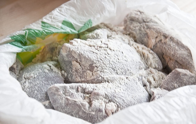 1. Этап. Печень индейки в мультиварке: 4. Печень обваляйте в муке, чтобы она была сочнее и с аппетитной корочкой.