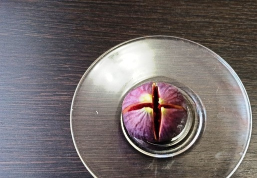 1. Этап. Запечённый инжир с крем-чизом и мёдом: Инжир вымыть, обсушить и сделать крестообразный надрез сверху, но не прорезая насквозь.