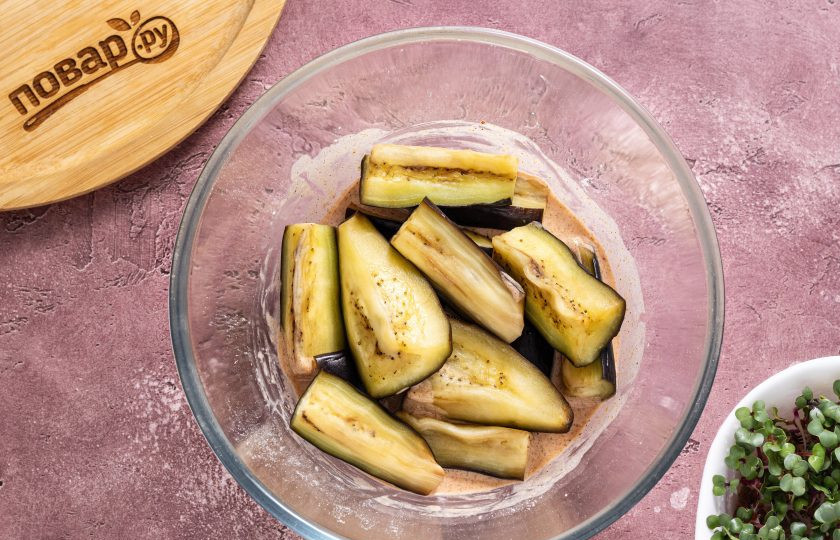 1. Этап. Хрустящие баклажаны в аэрогриле: Затем добавьте балкажаны и перемешайте, чтобы кляр равномерно их покрывал.
