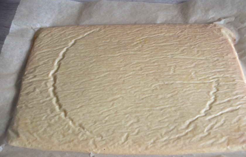 1. Этап. Торт Груши в карамели: Переверните бисквит на сторону, накрытую пищевой пленкой. Остудите в течение 15 минут.