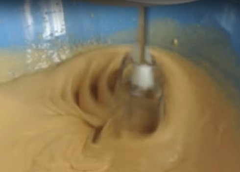 1. Этап. Кекс на сгущенном молоке: И на небольшой скорости размешиваем миксером до однородности.