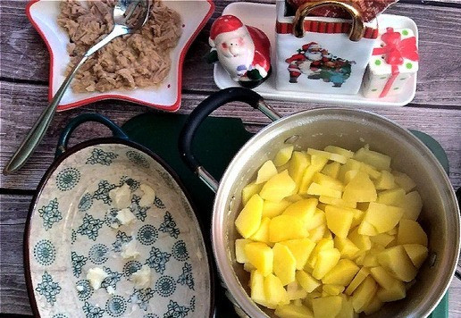 1. Этап. Картофельная запеканка с консервированным тунцом: Картофель сварился. Сливаем с него жидкость полностью. Для запеканки нам понадобится форма. Я беру форму эллипсную с диагоналями 22 см и 15 см, высота - 4 см. Обмазываем её полностью кусочком сливочного масла. Если масло останется, то оставьте его на дне.