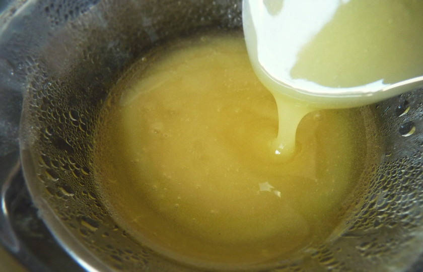 1. Этап. Курица в духовке с грушей: 2. теперь делаем смесь из топленого меда, лимонного сока, давленного чеснока и вина. Примерно половину этого соуса выливаем поверх лука и груш.