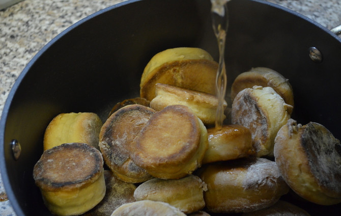 1. Этап. Пряники на кефире: Теперь мы вынимаем готовые пряники из духовки и ждем, пока они полностью остынут. Выкладываем их в глубокую кастрюльку и заливаем приготовленной глазурью, перемешиваем, пока на пряниках не появятся белые пятнышки. Теперь надо дождаться полного высыхания глазури. Готовые прянички отлично пойдут с чаем или молоком. Приятного вам аппетита!