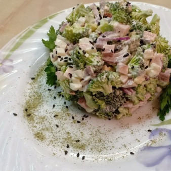 Салат из брокколи и ветчины