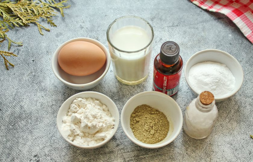 1. Этап. Бисквит с чаем матча: Подготовьте все необходимые ингредиенты для приготовления бисквита с чаем матча. Сливки и яйца достаньте из холодильника заранее, чтобы они стали комнатной температуры.